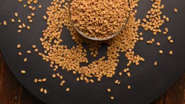 Methi Tohumları (FenuGreek) Siyah Arkaplan Dönen Görüntüleri Üzerine Beyaz Bowl 'da En İyi Görünüm