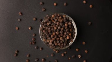 Kara Arkaplan Dönen Görüntülerinde Kara Biber Tohumları (Kali Mirchi) Üst Görünümü