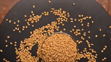 Methi Tohumlarının Üst Görünümü (Fenugreek) Dokulu Baharat Görüntüsünde Dönüyor