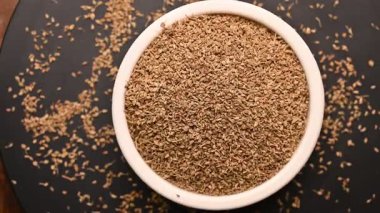Siyah Arkaplan Dönen Kamera Üzerine Beyaz Kâse 'deki Carom Tohumları (Ajwain) Üst Görünümü