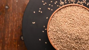 Siyah Arkaplanda Dönen Beyaz Kasedeki Susam Tohumlarının Üst Görünümü Görüntüsü