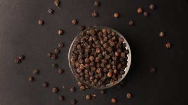 Kara Arkaplan Dönen Görüntülerinde Kara Biber Tohumları (Kali Mirchi) Üst Görünümü