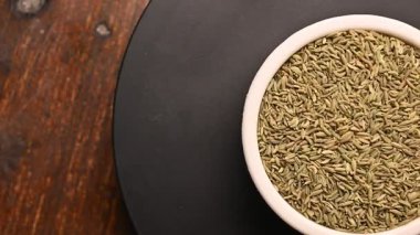 Siyah Arkaplan Dönen Görüntüsü Üzerine Beyaz Kasede Fennel Tohumları (Somp) Üst Görünümü