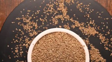 Siyah Arkaplanda Dönen Beyaz Kasedeki Susam Tohumlarının Üst Görünümü Görüntüsü