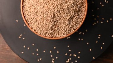 Siyah Arkaplanda Dönen Beyaz Kasedeki Susam Tohumlarının Üst Görünümü Görüntüsü