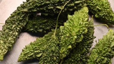 Taze Acı Kabağı (Karela) Yeşil Sebze Görüntüsünün Dönen Üst Görünümü