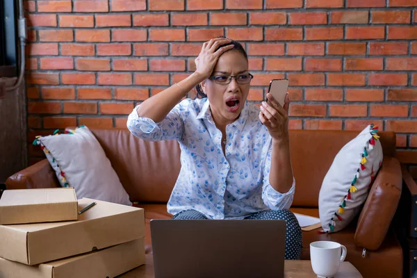 Negatif Mutsuz Kadın müşterilere telefonda ürünü iptal ettirdi. Teslimat Postası Nakliyat. Kötü Girişim Küçük İşletme Sahibi Nakliye Ürünleri Kavramı