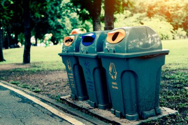 Parktaki Geri Dönüşüm Malzemeleri Koleksiyonu İçin Farklı Renkli Kutuların Bulanıklığı