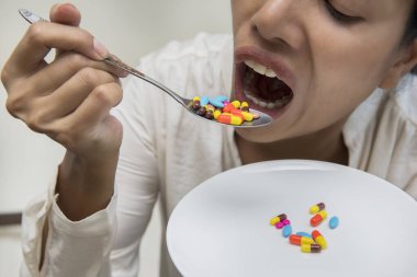 Deli kadınların kaşıkla bir sürü hap içtiği seçici bir odak noktası. Dramatik an.