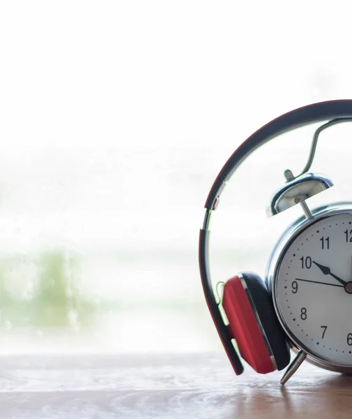Ouvir Música Conceito Relógios Alarme Vintage Estão Ouvindo Por Fone — Fotografia de Stock