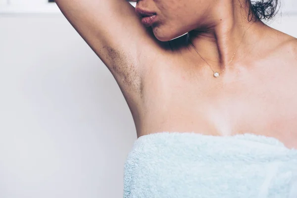 毛茸茸的女人腋下有很多毛茸茸的腋窝 有黑的和长的 日常皮肤护理和保健 具有交叉处理和选择性聚焦 — 图库照片
