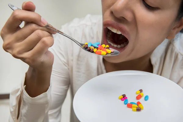 Deli kadınların kaşıkla bir sürü hap içtiği seçici bir odak noktası. Dramatik an.