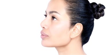 Tedavi öncesi ve sonrası yüz kırışıklıkları, melasma, koyu lekeler, çiller orta yaşlı bir kadının cilt bakımını ve kozmetoloji konseptini ortadan kaldırır. Stüdyo vesikalığı beyaza izole edildi.