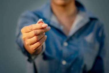 Üzgün eş, parmağındaki elmas alyansı çıkar. Ayrılık kavgası, kötü ilişkiler, kavga. Depresyondaki kadın, işlevsiz Aile Bozukluğundan Büyük Depresif Bozukluk Yaşıyor.