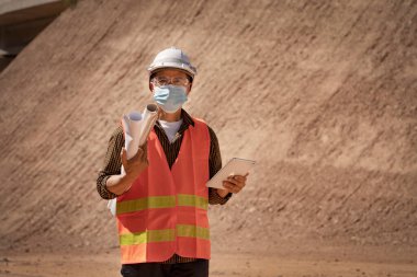 İnşaatçı Mühendis Mühendis Mühendis İş Ekibi inşaat alanındaki bulanık alanda inşaat alanlarının planlarını arıyor. Taşımacılık geliştirme kavramı.