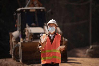 İnşaatçı Mühendis Mühendis Mühendis İş Ekibi inşaat alanındaki bulanık alanda inşaat alanlarının planlarını arıyor. Taşımacılık geliştirme kavramı.