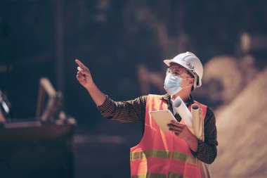 İnşaatçı Mühendis Mühendis Mühendis İş Ekibi inşaat alanındaki bulanık alanda inşaat alanlarının planlarını arıyor. Taşımacılık geliştirme kavramı.