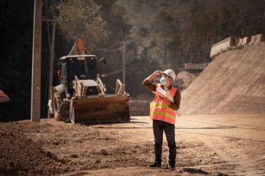 İnşaatçı Mühendis Mühendis Mühendis İş Ekibi inşaat alanındaki bulanık alanda inşaat alanlarının planlarını arıyor. Taşımacılık geliştirme kavramı.