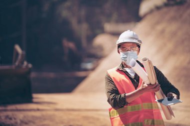 İnşaatçı Mühendis Mühendis Mühendis İş Ekibi inşaat alanındaki bulanık alanda inşaat alanlarının planlarını arıyor. Taşımacılık geliştirme kavramı.