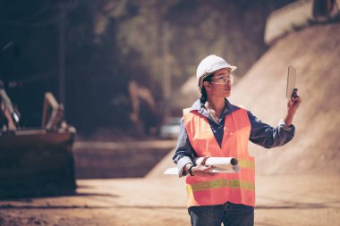 İnşaatçı Mühendis Mühendis Mühendis İş Ekibi inşaat alanındaki bulanık alanda inşaat alanlarının planlarını arıyor. Taşımacılık geliştirme kavramı.