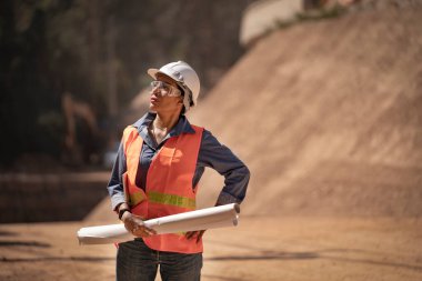 İnşaatçı Mühendis Mühendis Mühendis İş Ekibi inşaat alanındaki bulanık alanda inşaat alanlarının planlarını arıyor. Taşımacılık geliştirme kavramı.