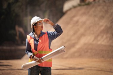 İnşaatçı Mühendis Mühendis Mühendis İş Ekibi inşaat alanındaki bulanık alanda inşaat alanlarının planlarını arıyor. Taşımacılık geliştirme kavramı.