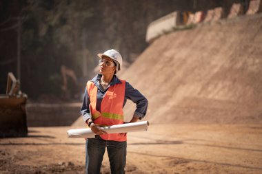 İnşaatçı Mühendis Mühendis Mühendis İş Ekibi inşaat alanındaki bulanık alanda inşaat alanlarının planlarını arıyor. Taşımacılık geliştirme kavramı.