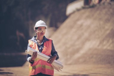 İnşaatçı Mühendis Mühendis Mühendis İş Ekibi inşaat alanındaki bulanık alanda inşaat alanlarının planlarını arıyor. Taşımacılık geliştirme kavramı.