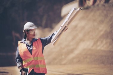 İnşaatçı Mühendis Mühendis Mühendis İş Ekibi inşaat alanındaki bulanık alanda inşaat alanlarının planlarını arıyor. Taşımacılık geliştirme kavramı.
