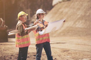 İnşaatçı Mühendis Mühendis Mühendis İş Ekibi inşaat alanındaki bulanık alanda inşaat alanlarının planlarını arıyor. Taşımacılık geliştirme kavramı.