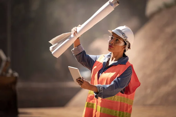 Enkätbyggare Ingenjör Tekniker Affärsteamet Letar Efter Ritningar Byggarbetsplatser Genom Suddiga — Stockfoto