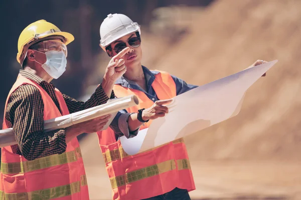 Enkätbyggare Ingenjör Tekniker Affärsteamet Letar Efter Ritningar Byggarbetsplatser Genom Suddiga — Stockfoto