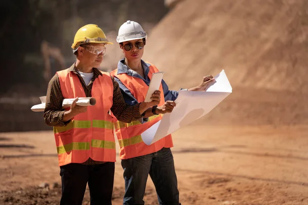 İnşaatçı Mühendis Mühendis Mühendis İş Ekibi inşaat alanındaki bulanık alanda inşaat alanlarının planlarını arıyor. Taşımacılık geliştirme kavramı.