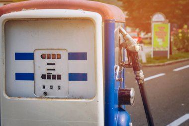 Eski zaman ya da klasik kırmızı beyaz ya da mavi renkli benzin istasyonu kutusu ve bulanık Avrupa arka planında dağıtıcı. Borsa ve Ulaştırma ve Sahiplik İş Konsepti.