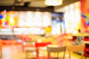 Vintage Tones, Counter Service ve Customer ile yapılan soyut bulanık arkaplan alışveriş merkezinin arka planında Bokeh ile boş sandalyeler.