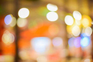 Vintage Tones, Counter Service ve Customer ile yapılan soyut bulanık arkaplan alışveriş merkezinin arka planında Bokeh ile boş sandalyeler.