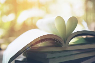 Arka planda ahşap üzerine kalp kitabı sayfası. Eski tarz efekt resimleri.