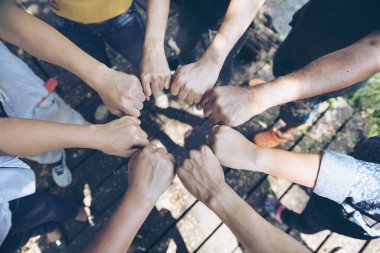 İş Grubu United Hands 'in seçici odak noktasında takım çalışması kavramlarına birlikte katılın. Ayrıntılı proje. Çapraz işleme ve süreç gibi yeni bir eğilim.