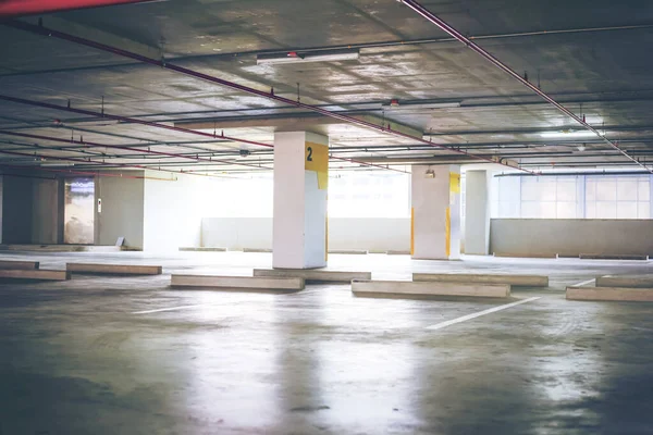 Otoparkın içi boş, sanayi binası sabahın erken saatlerinde. Ceset yok. Çapraz işleme ve süreç gibi bölünmüş ses tonu..