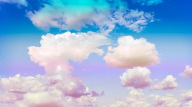 Gökyüzü bulutları. Küçük bulutlarla mavi gökyüzü arka planı..