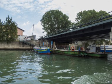 VENICE, İtalya - 31 Mayıs 2016: Venedik gondolcusu Venedik, İtalya 'daki yeşil Büyük Kanal üzerinden gondola kürek çekti. Venedik 'in güzel yaşam tarzı covid virüs salgınından önce.