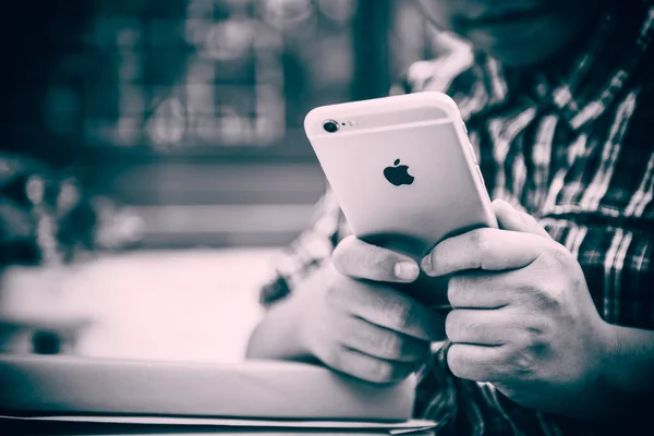 BURIRAM, THAILAND - 13 Mayıs 2017: Apple iPhone6 kullanan tanımlanamayan genç çocuk. iPhone dünyanın en güçlü kişisel cihaz akıllı telefonudur..