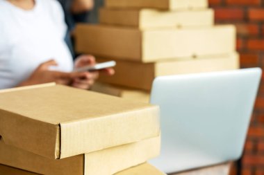 Çevrimiçi Satış için Karton Paket Kutusu. Dağıtım Postacısı Kadın Nakliyecisi Teslimat Kutusunu Hazırlıyor. İş yerindeki aksesuarları paketliyorum. Ticari Girişim Küçük İşletme Sahibi Nakliye Ürünleri Kavramı