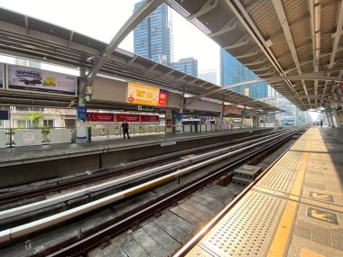 Coronavirus küresel ekonomiyi darmadağın ediyor ve krizi dönüştürüyor. Asya 'da tecrit işi yasaklandı. Wuhan virüsü Covid-19 'da uygulanan kısıtlamalar. Bangkok, Tayland Nisan 05, 2020