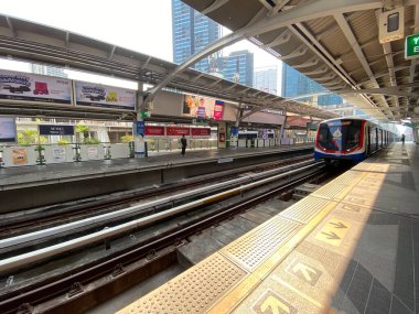 Coronavirus küresel ekonomiyi darmadağın ediyor ve krizi dönüştürüyor. Asya 'da tecrit işi yasaklandı. Wuhan virüsü Covid-19 'da uygulanan kısıtlamalar. Bangkok, Tayland Nisan 05, 2020