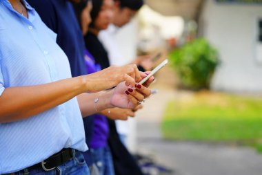 Smartphone 'da Sosyal Medya' yı kullanan genç nüfuzlu kişi takip et, yorum yap ve sosyal medyayı paylaş. Bencil yeni nesil. Teknoloji aleti ve telefon bağımlılığı konsepti.