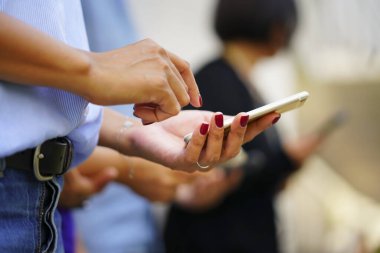 Smartphone 'da Sosyal Medya' yı kullanan genç nüfuzlu kişi takip et, yorum yap ve sosyal medyayı paylaş. Bencil yeni nesil. Teknoloji aleti ve telefon bağımlılığı konsepti.