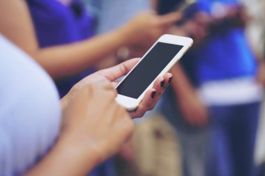 Smartphone 'da Sosyal Medya' yı kullanan genç nüfuzlu kişi takip et, yorum yap ve sosyal medyayı paylaş. Bencil yeni nesil. Teknoloji aleti ve telefon bağımlılığı konsepti.