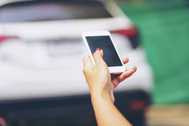 Smartphone 'da Sosyal Medya' yı kullanan genç nüfuzlu kişi takip et, yorum yap ve sosyal medyayı paylaş. Bencil yeni nesil. Teknoloji aleti ve telefon bağımlılığı konsepti.