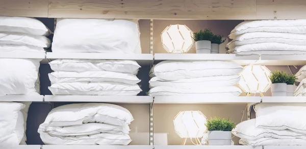 Yatak konsepti. Beyaz temalı yatak çarşafları ve yastıklar geceleri uyuduktan sonra dağılıyor. kopyalama alanı. Rahat yatakta yumuşak yastıklar. Şık oda iç mimari kavramı.